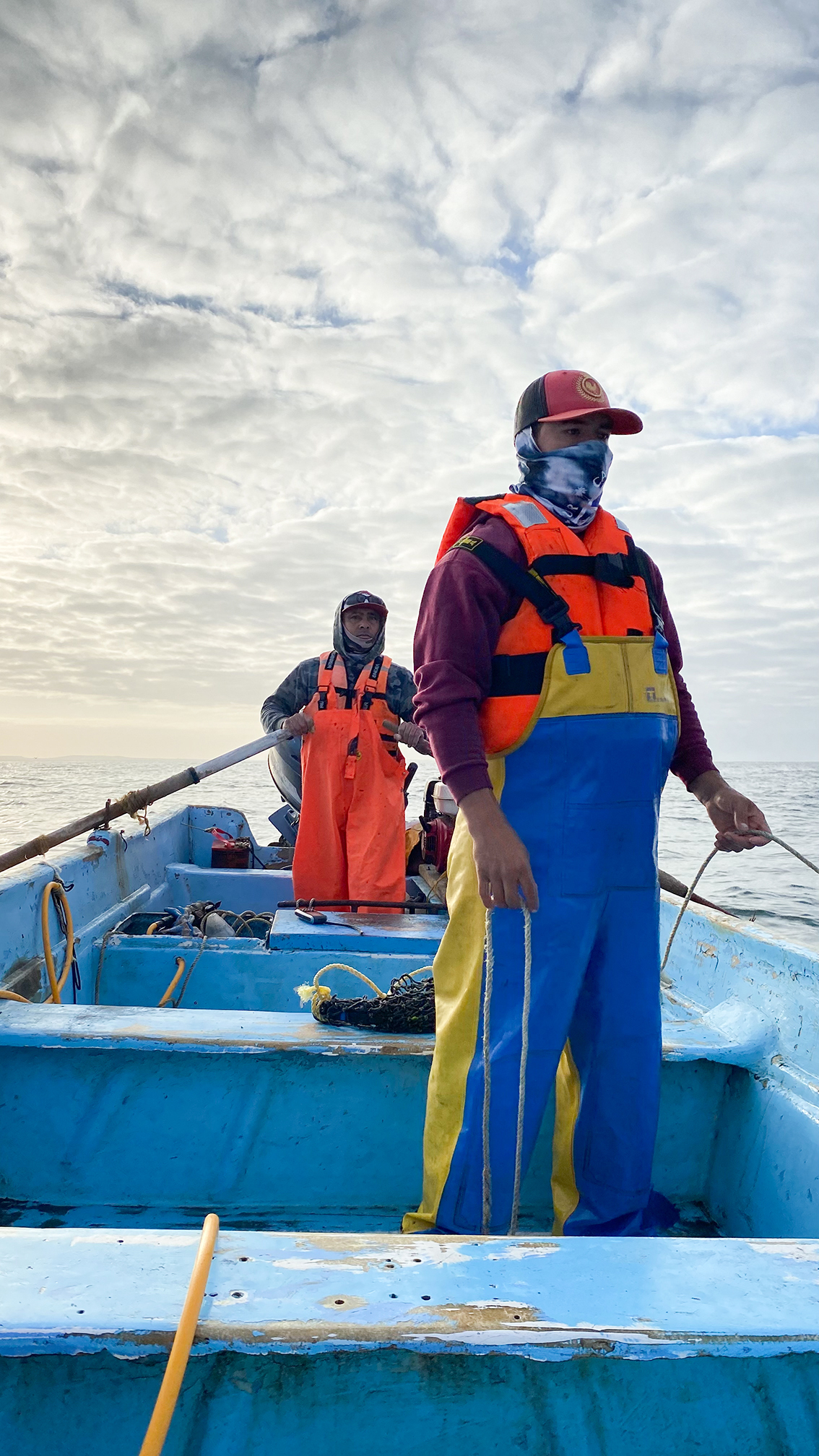 Pescadores de la Cooperativa Progreso trabajando en embarcación en Baja California